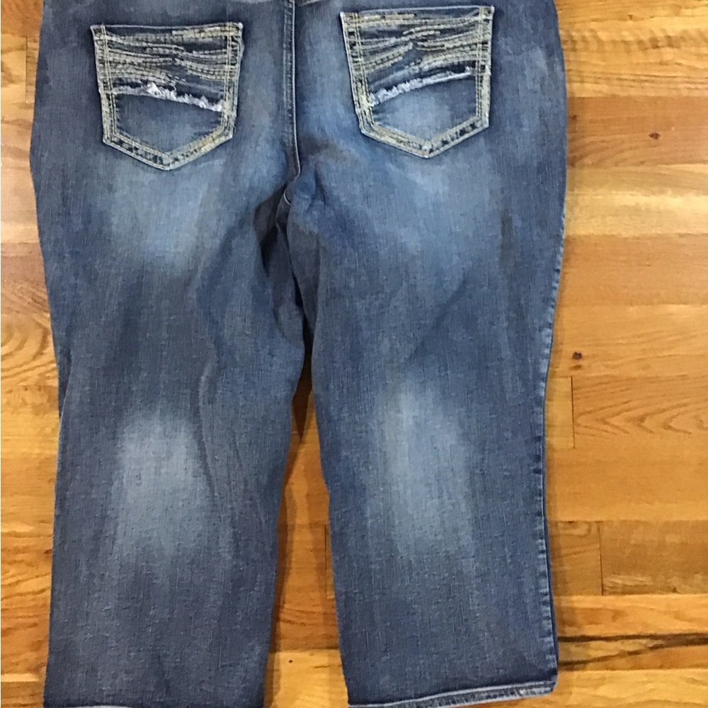 Woman’s size 22 Maurices stretch denim capris R - Picture 7 of 9